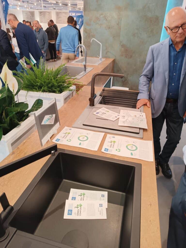 带现代水槽的厨房展台