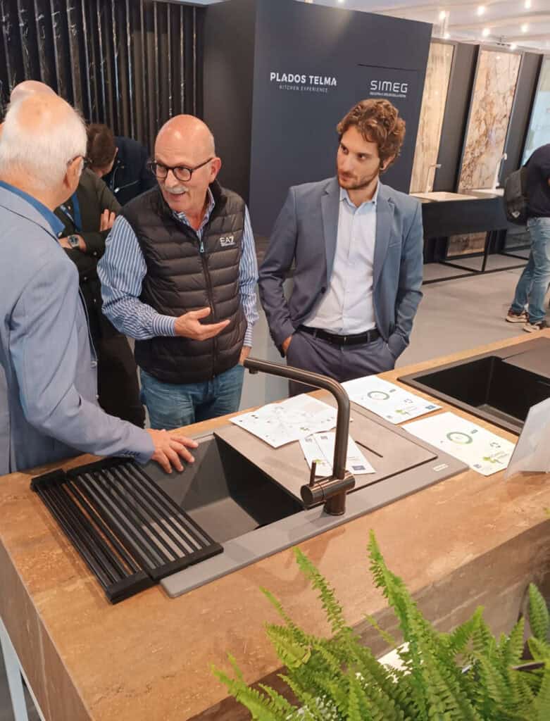 在带水槽的厨房展厅讨论 one。