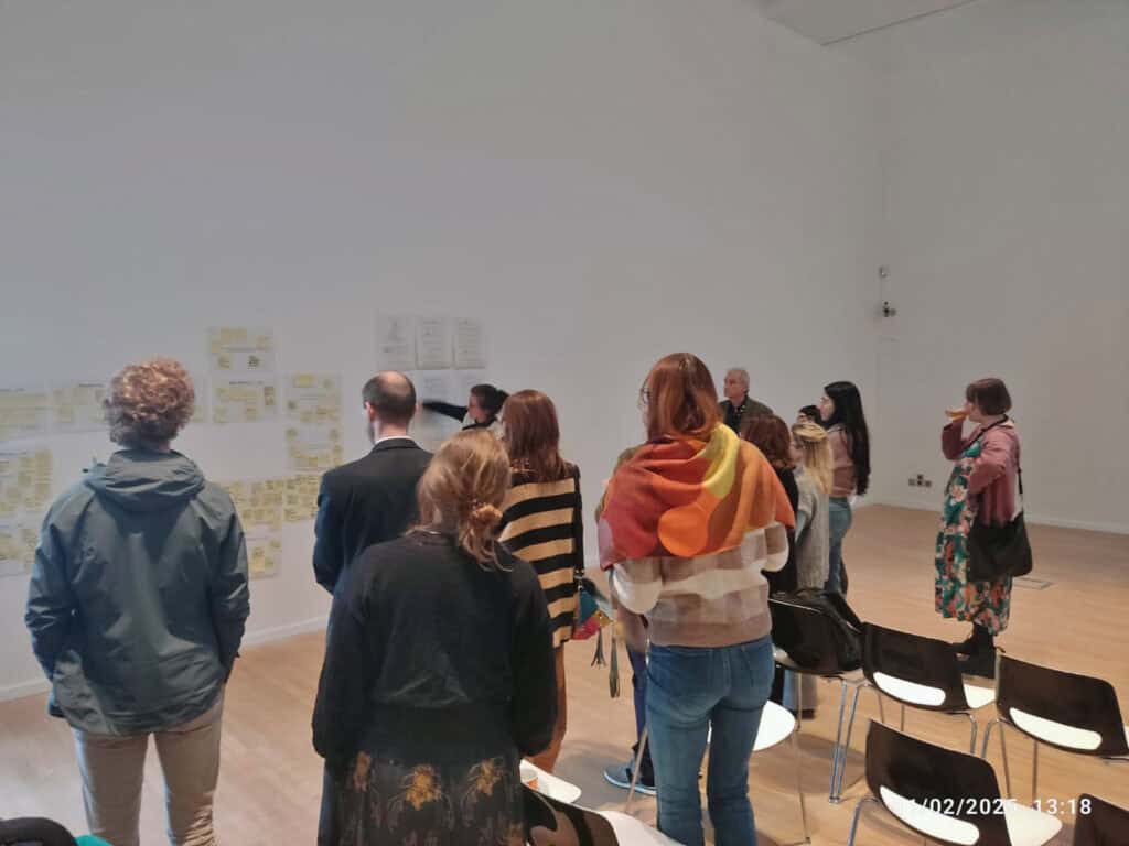 Persone 观察挂在 riunione 墙上的床单。