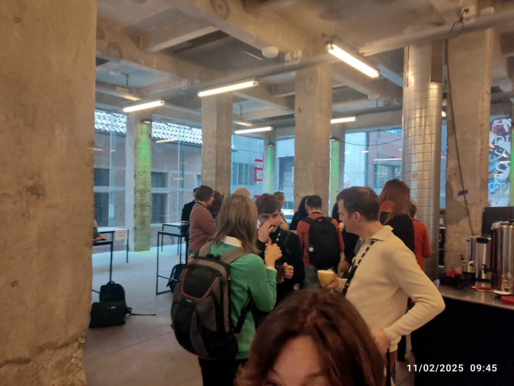 Persone 在工业环境中进行社交活动。