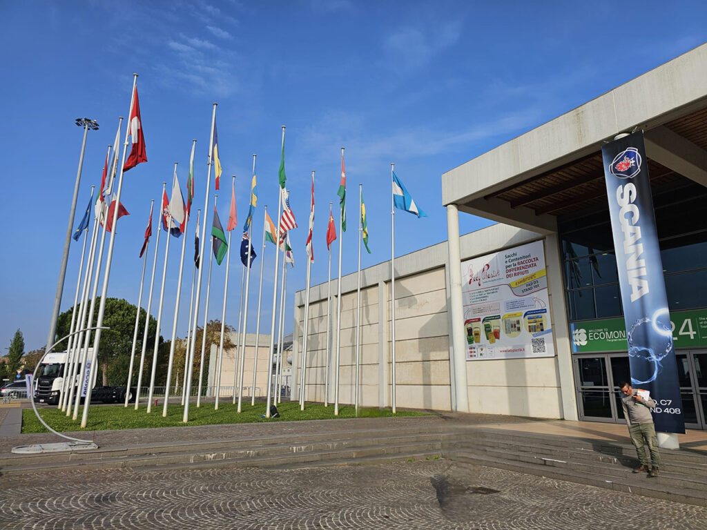 展览中心外彩旗飘扬。