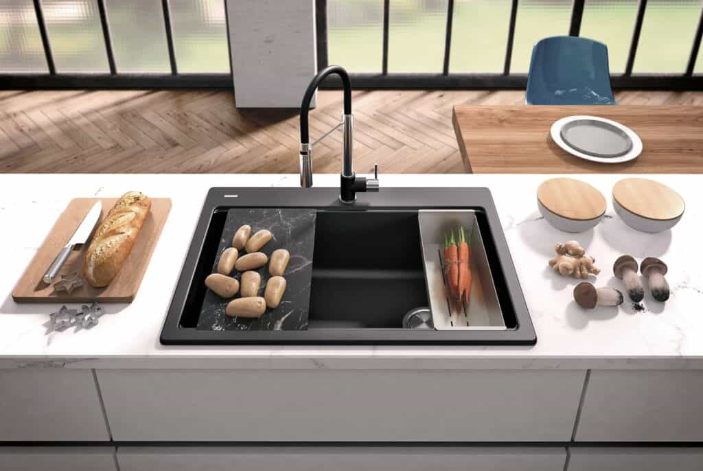 带传统龙头的厨房水槽还是抽拉式手持花洒？