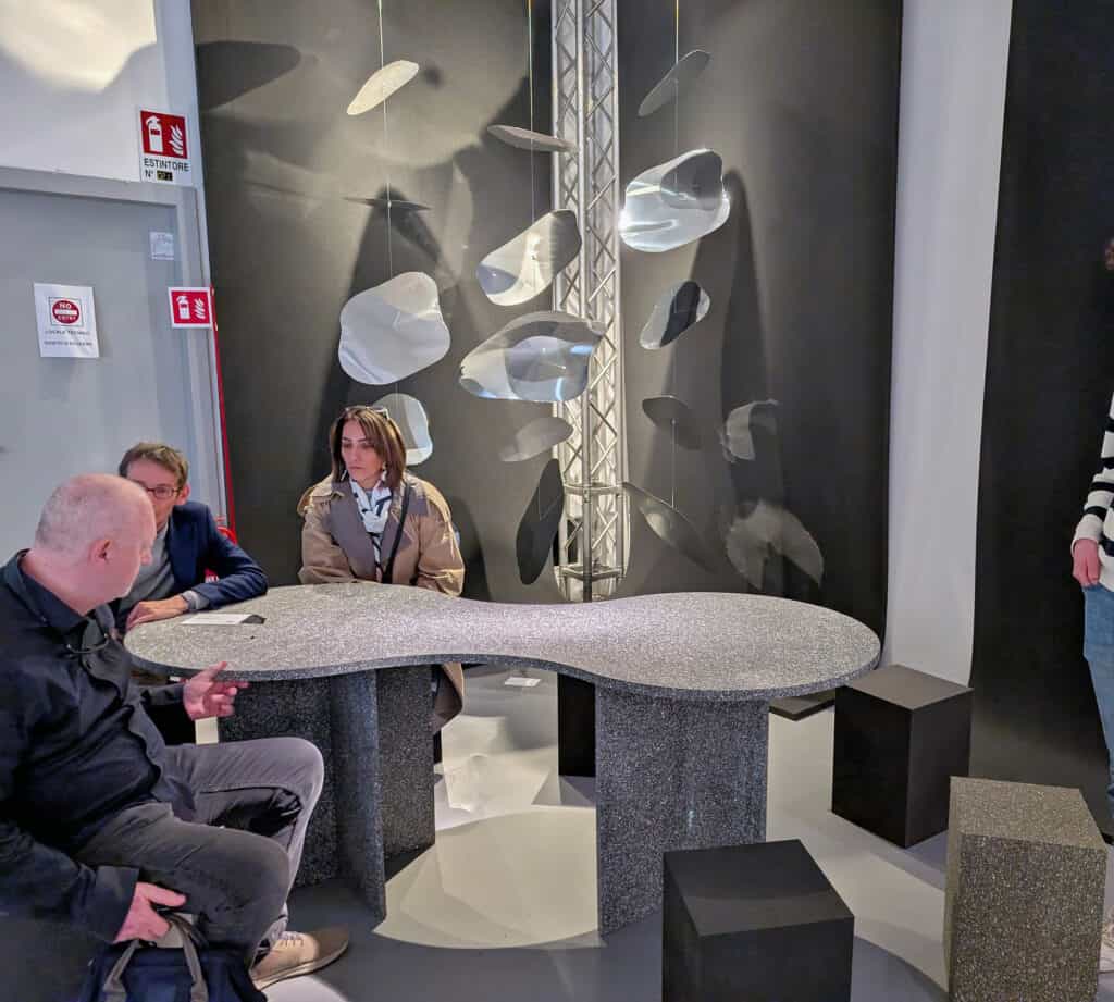 Persone 展示柜中弧形桌旁的座椅。